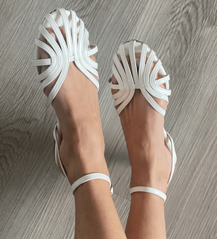 "Vittoria | Gouden Sieraden Sandalen" can be rewritten as "Vittoria | Sandalen met Gouden Sieraden".